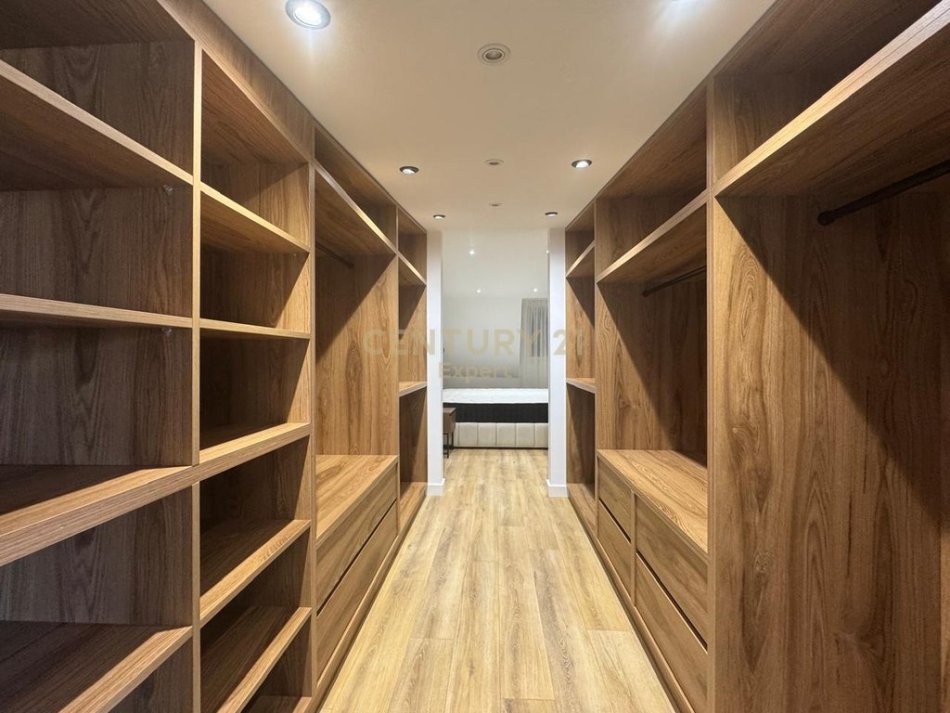Tirane, jepet me qera apartament 2+1 Kati 4, 213 m² 2.300 € 
