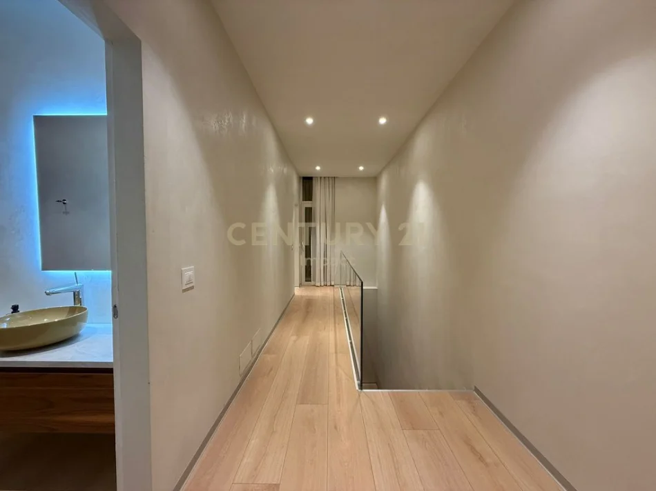 Vlore, shitet Vile 3+1+Ballkon Kati 2, 532 m² 2.100.000 € (Palase)