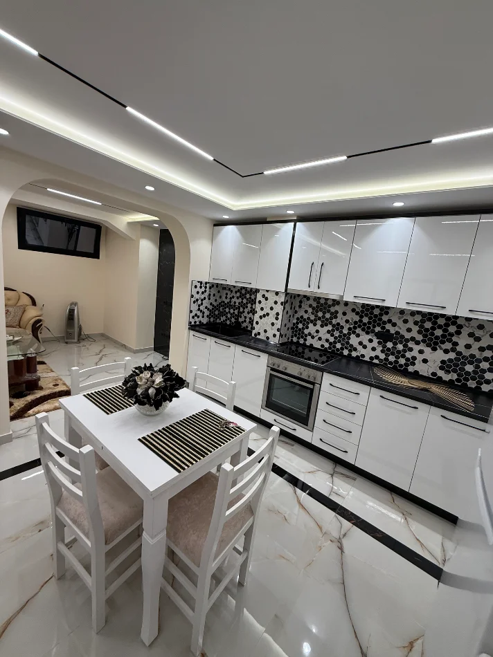Shqiperi, jepet me qera apartament duplex 2+1 , 80 m² 800 € (Prane Ambasades Amerikane)