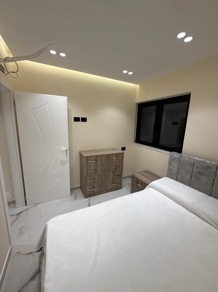 Shqiperi, jepet me qera apartament duplex 2+1 , 80 m² 800 € (Prane Ambasades Amerikane)