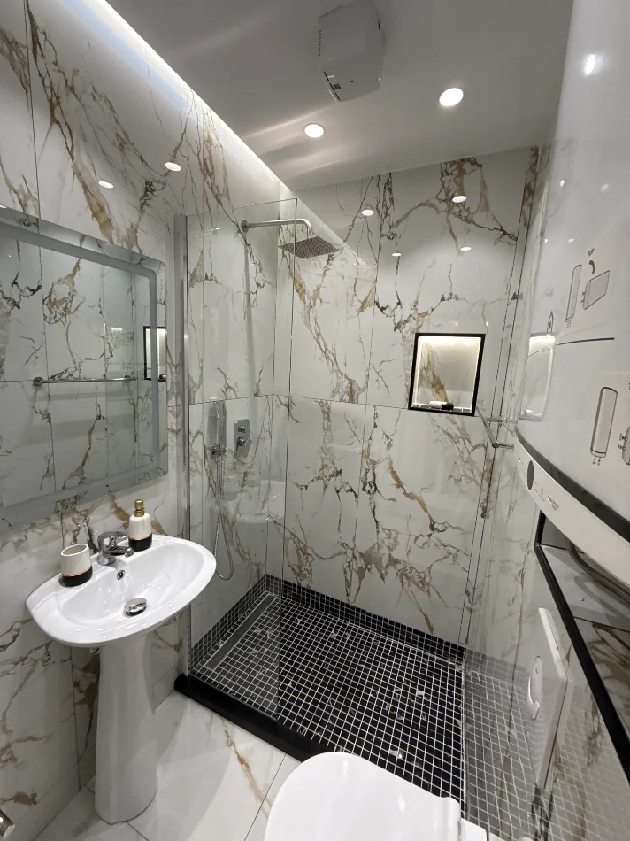 Shqiperi, jepet me qera apartament duplex 2+1 , 80 m² 800 € (Prane Ambasades Amerikane)