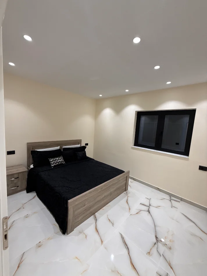 Shqiperi, jepet me qera apartament duplex 2+1 , 80 m² 800 € (Prane Ambasades Amerikane)