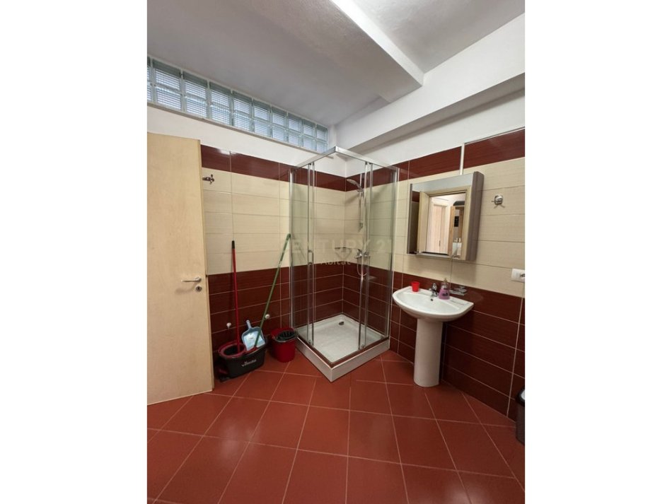 Tirane, jepet me qera apartament 1+1+Ballkon Kati 5, 60 m² 550 € 