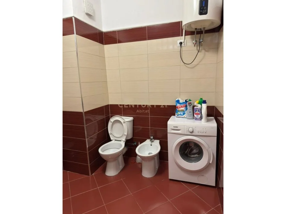 Tirane, jepet me qera apartament 1+1+Ballkon Kati 5, 60 m² 550 € 