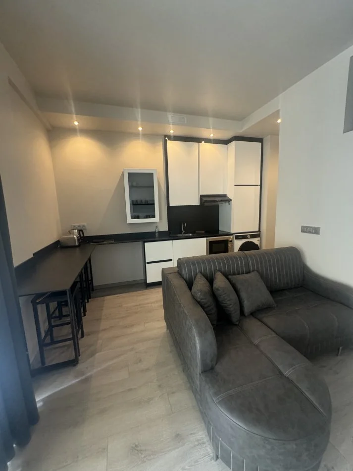 Tirane, jepet me qera apartament 1+1+Ballkon Kati 2, 50 m² 700 € (Kopahti Zologjik)