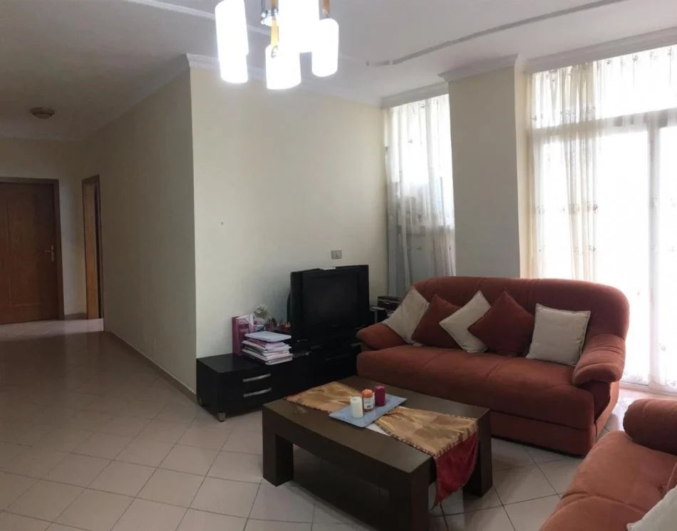 KERKOJ 2 VAJZA PER NDARJE QERAJE TE KOMUNA PARISIT 2+1 175 EURO NE MUAJ SECILA