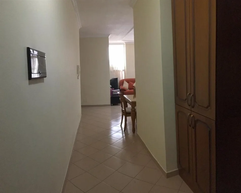 KERKOJ 2 VAJZA PER NDARJE QERAJE TE KOMUNA PARISIT 2+1 175 EURO NE MUAJ SECILA