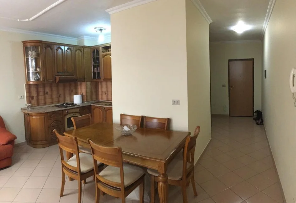 KERKOJ 2 GOCA PER NDARJE QERAJE 2+1 175 EURO TE KOMUNA PARISIT LULISHTJA