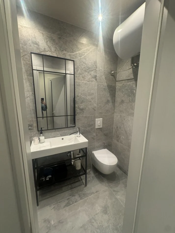 Tirane, jepet me qera apartament 1+1+Ballkon Kati 2, 50 m² 700 € (Kopahti Zologjik)