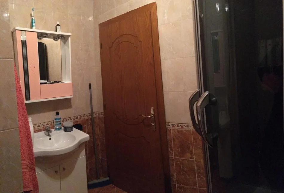 KERKOJ 2 GOCA PER NDARJE QERAJE 2+1 175 EURO TE KOMUNA PARISIT LULISHTJA