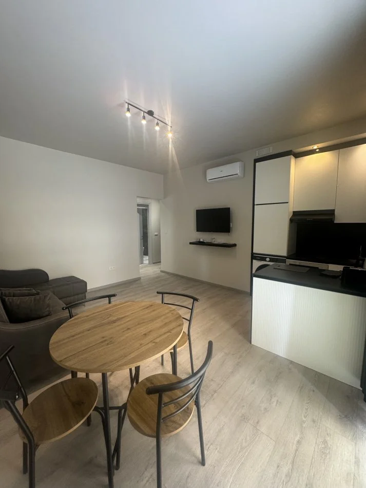 Tirane, jepet me qera apartament 1+1+Ballkon Kati 2, 50 m² 700 € (Kopahti Zologjik)