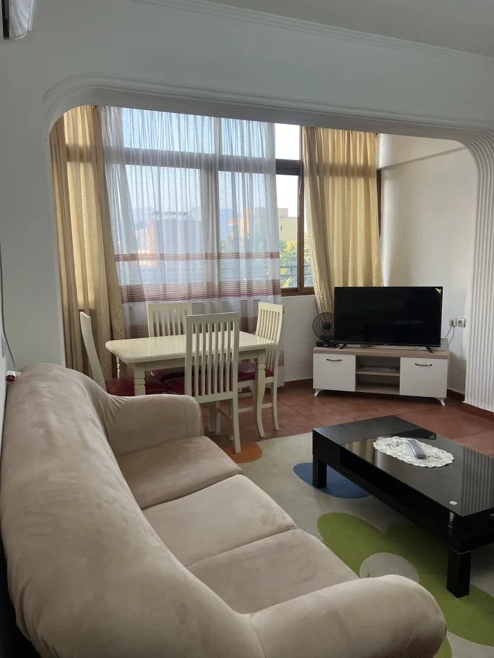 Tirane, jepet me qera apartament 2+1+Ballkon Kati 3, 90 m² 480 € (Laprake kryqezim)