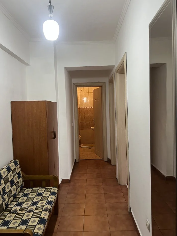Tirane, jepet me qera apartament 2+1+Ballkon Kati 3, 90 m² 480 € (Laprake kryqezim)
