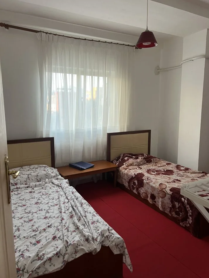 Tirane, jepet me qera apartament 2+1+Ballkon Kati 3, 90 m² 480 € (Laprake kryqezim)
