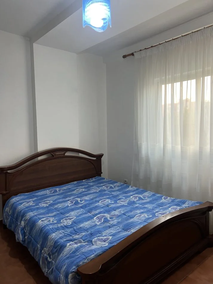Tirane, jepet me qera apartament 2+1+Ballkon Kati 3, 90 m² 480 € (Laprake kryqezim)