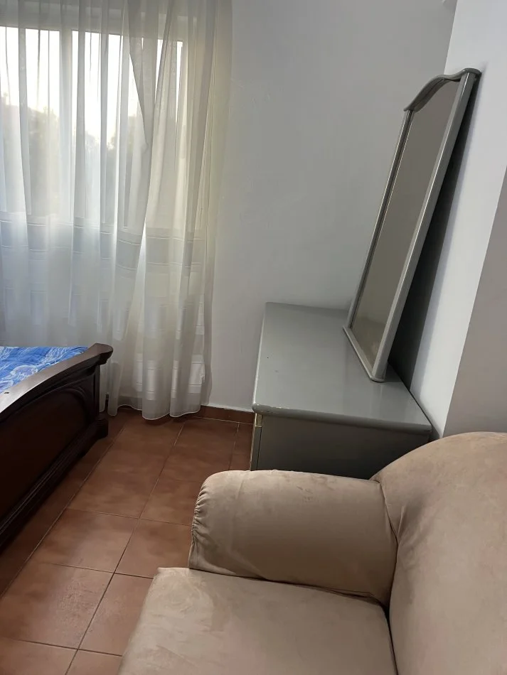 Tirane, jepet me qera apartament 2+1+Ballkon Kati 3, 90 m² 480 € (Laprake kryqezim)