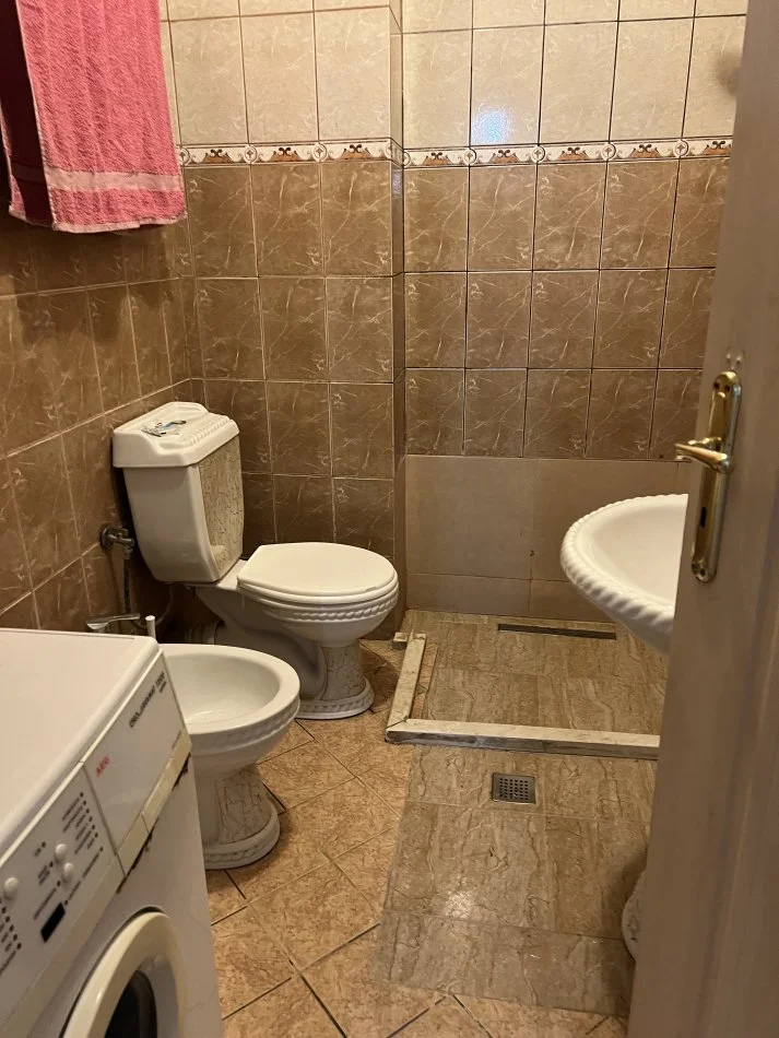 Tirane, jepet me qera apartament 2+1+Ballkon Kati 3, 90 m² 480 € (Laprake kryqezim)