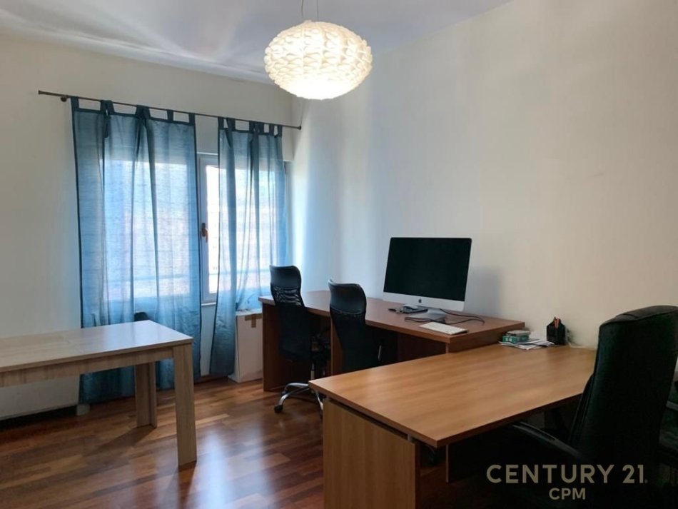 Tirane, jepet me qera apartament 2+1+Aneks+Ballkon Kati 9, 110 m² 1.400 € (ETC)