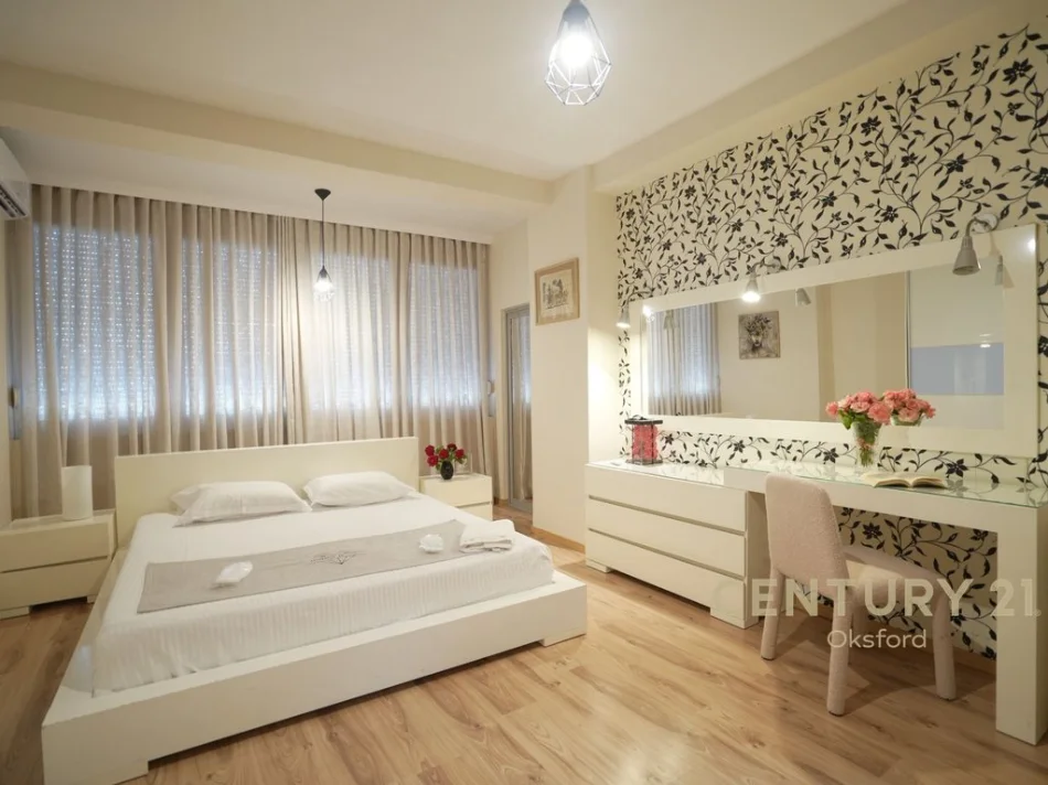 Tirane, jepet me qera apartament 2+1+Ballkon Kati 6, 128 m² 1.000 € 