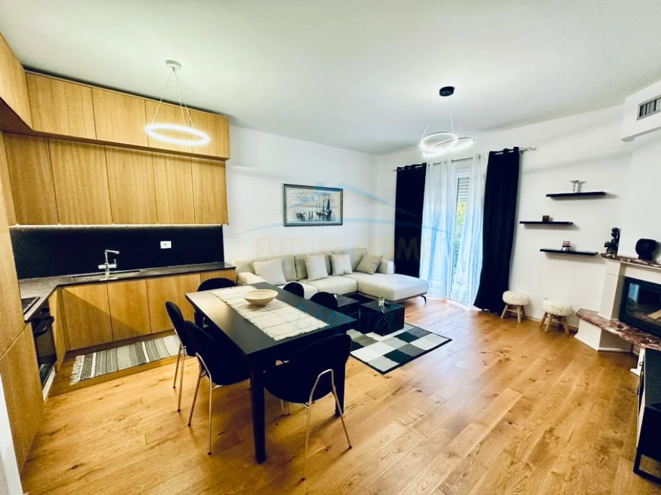 Tirane, jepet me qera apartament 2+1 Kati 1, 1.200 € (Teg)