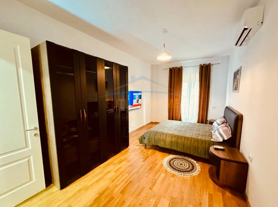 Tirane, jepet me qera apartament 2+1 Kati 1, 1.200 € (Teg)