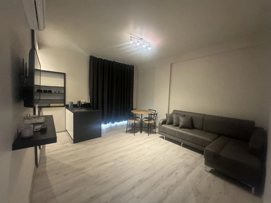 Tirane, jepet me qera apartament 1+1+Ballkon Kati 2, 60 m² 600 € (kopshti Zologjik)