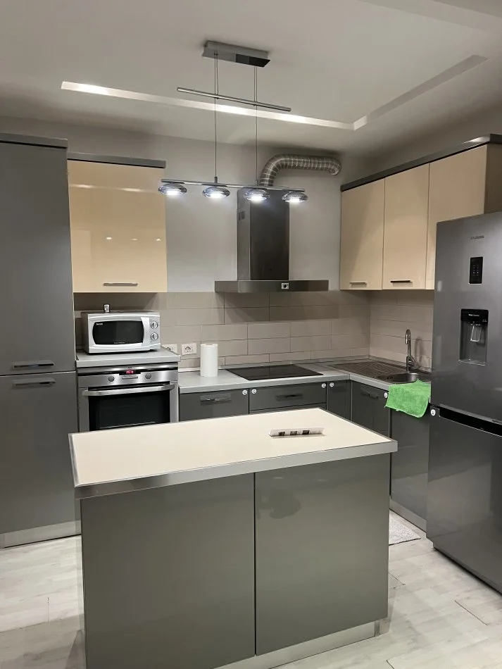 Tirane, jepet me qera apartament 2+1+Ballkon Kati 7, 100 m² 500 € (Astir te Eja Studio)