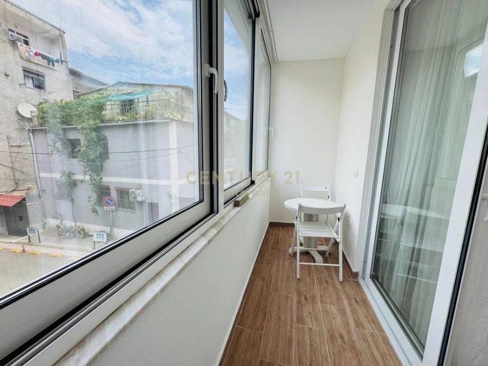 Tirane, jepet me qera apartament 2+1 Kati 2, 90 m² 1.100 € 