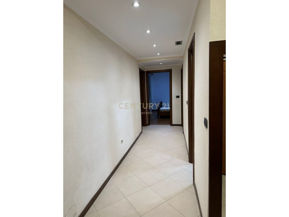 Tirane, jepet me qera apartament 3+1+Aneks+Ballkon Kati 11, 146 m² 1.000 € 
