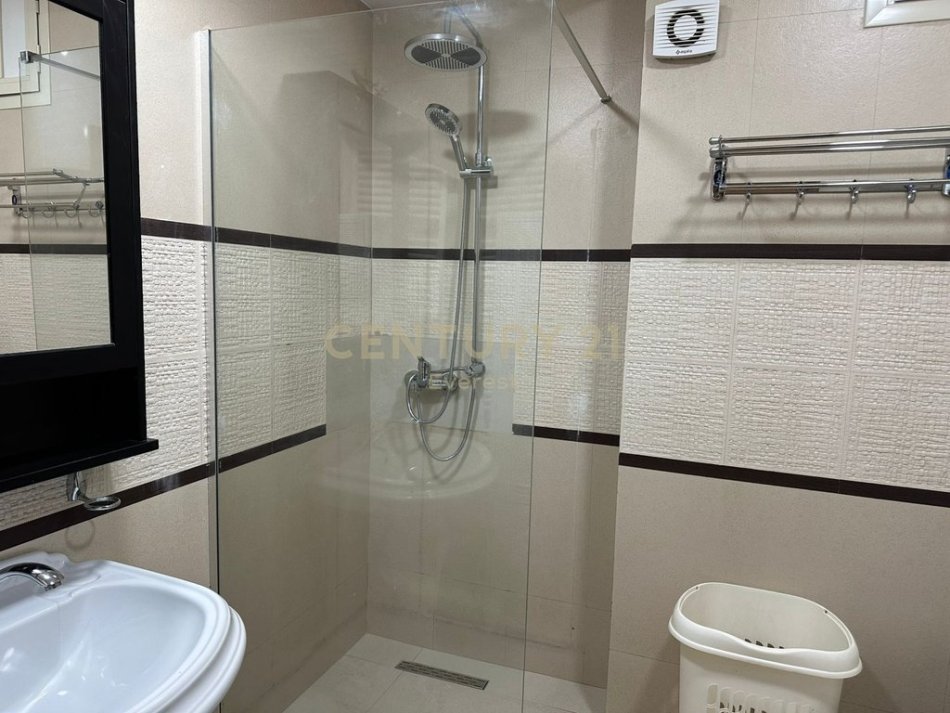 Tirane, jepet me qera apartament 3+1+Aneks+Ballkon Kati 11, 146 m² 1.000 € 