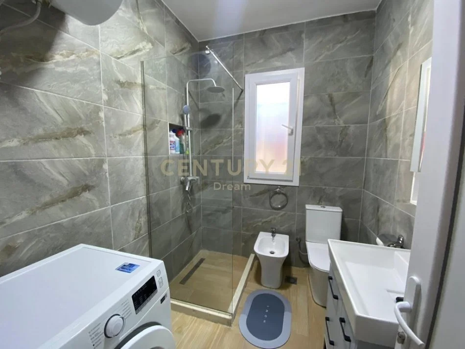 Tirane, jepet me qera apartament 2+1 Kati 2, 90 m² 700 € 