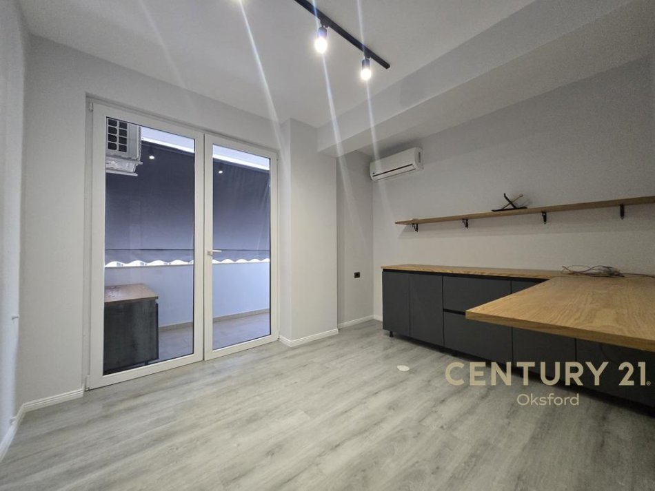 Tirane, jepet me qera ambjent biznesi Kati 1, 151 m² 1.500 € 