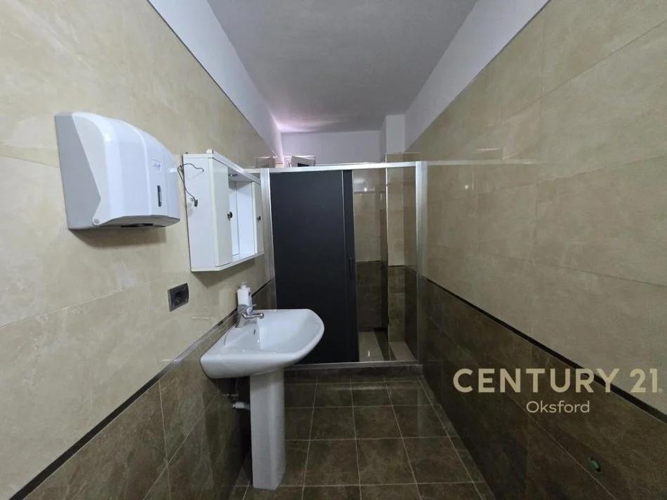 Tirane, jepet me qera ambjent biznesi Kati 1, 151 m² 1.500 € 