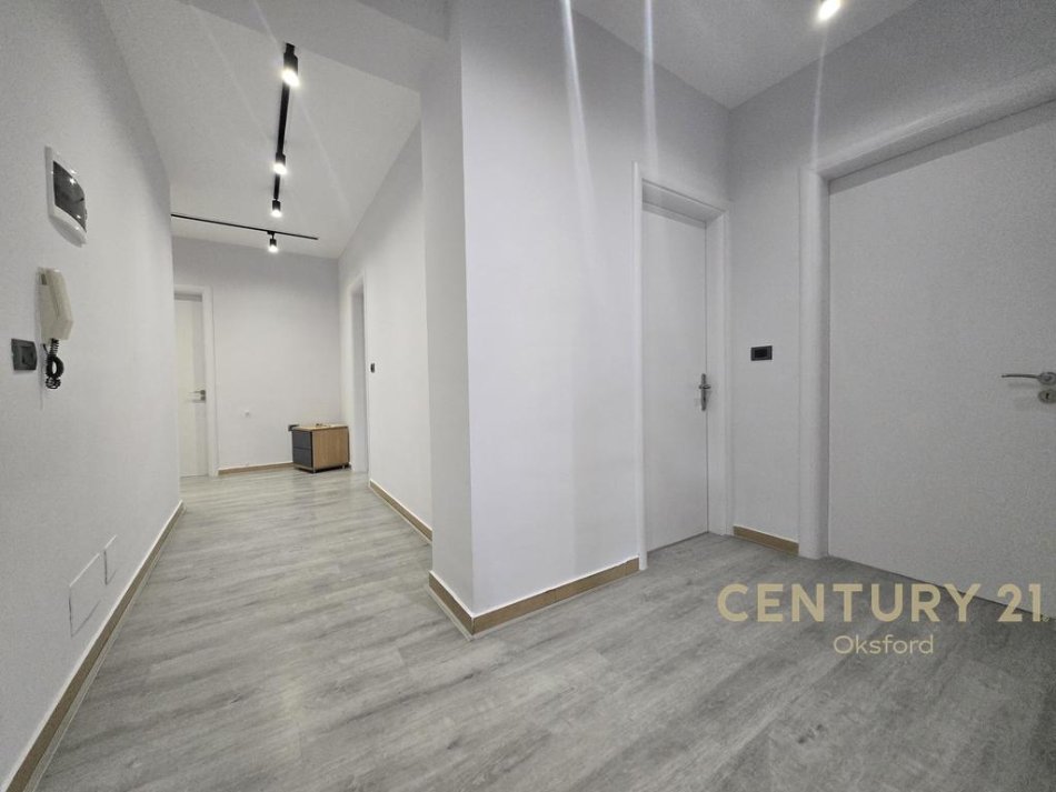 Tirane, jepet me qera ambjent biznesi Kati 1, 151 m² 1.500 € 