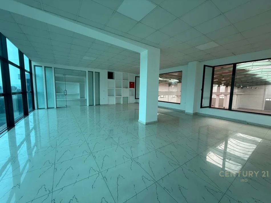 Tirane, jepet me qera kapanon  Kati 0, 5.000 m² 8.000 € (Prush)