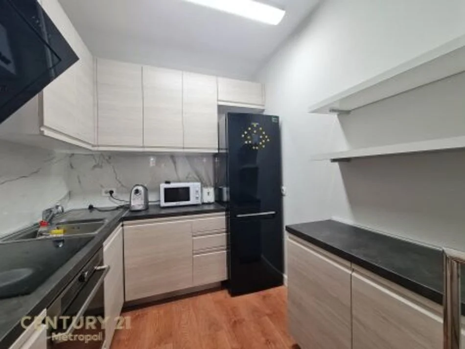 Tirane, jepet me qera apartament 1+1 Kati 2, 65 m² 800 € 