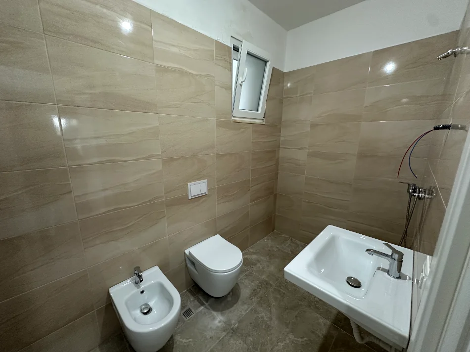 Tirane, jepet me qera apartament 2+1+Ballkon Kati 2, 100 m² 570 € (Rruga Turhan Pashe Permeti)