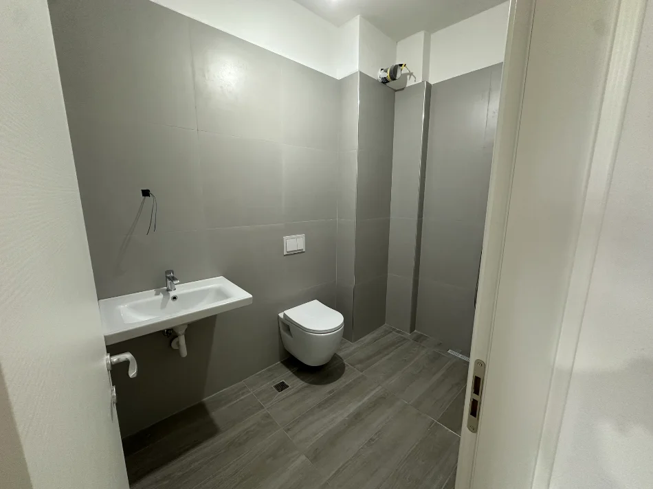 Tirane, jepet me qera apartament 2+1+Ballkon Kati 2, 100 m² 570 € (Rruga Turhan Pashe Permeti)