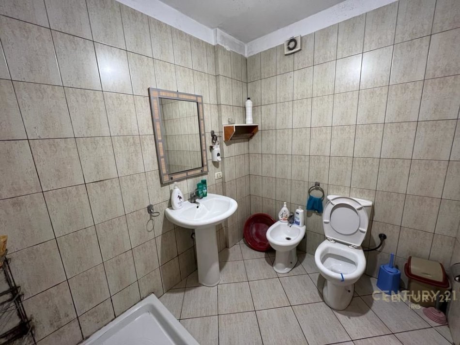 Tirane, jepet me qera apartament 1+1 Kati 2, 60 m² 430 € 