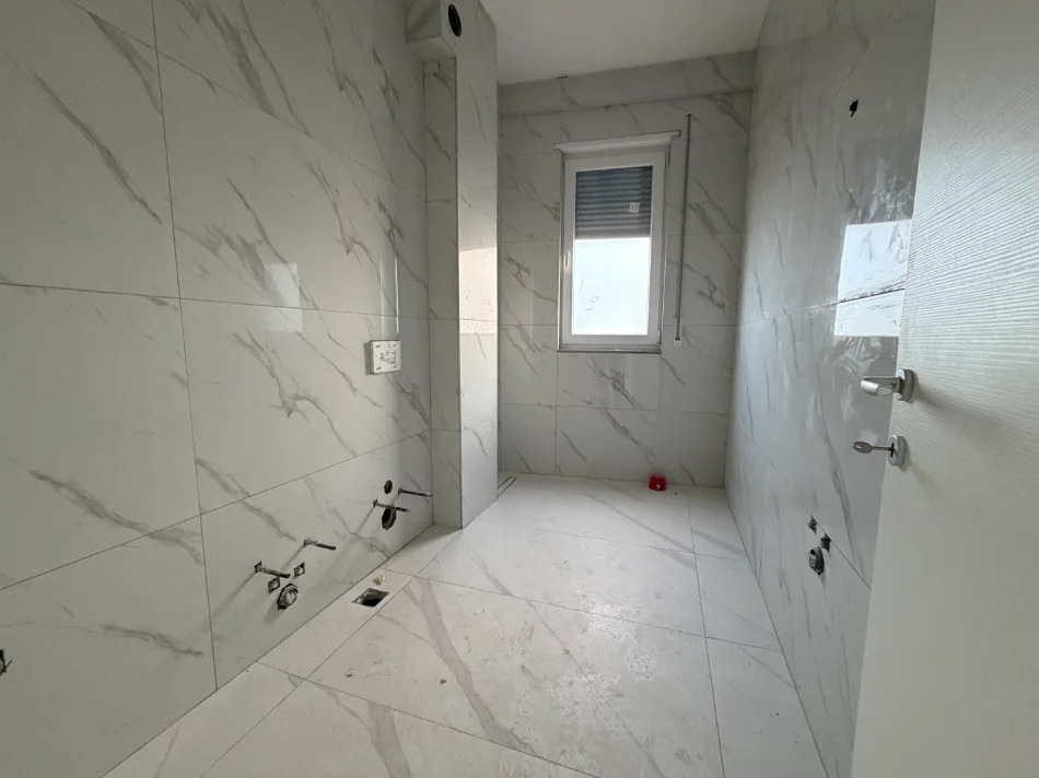 Tirane, shitet apartament 1+1+Ballkon , 70 m² 87.000 € (Paskuqan)