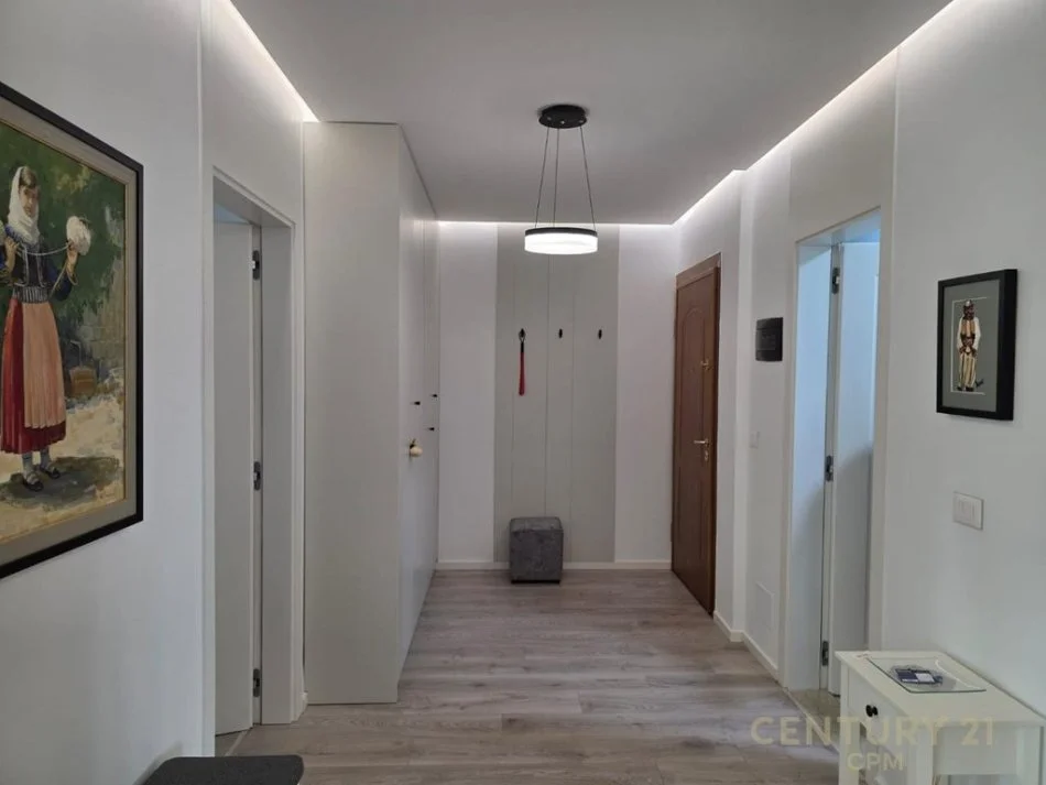 Tirane, jepet me qera apartament 1+1+Ballkon Kati 5, 80 m² 1.500 € 