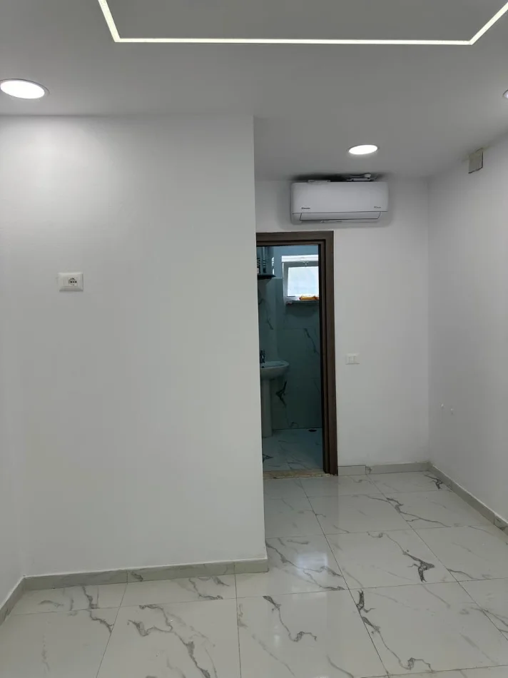 Tirane, jepet me qera ambjent biznesi Kati 0, 31 m² 400 € (Prane Ambasades Amerikane)