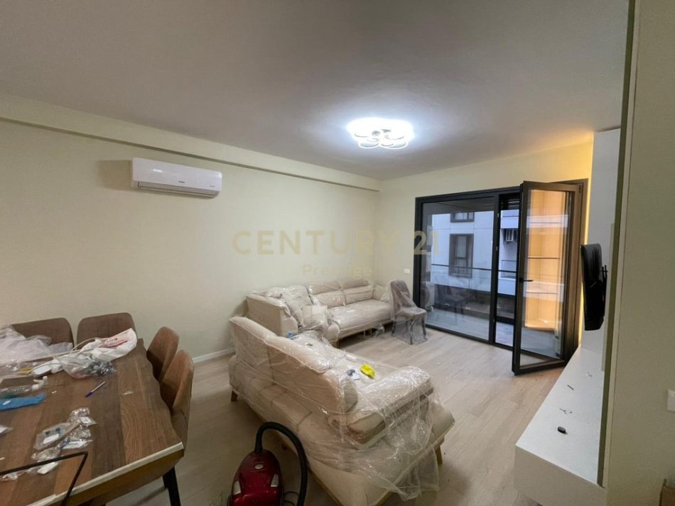 Tirane, jepet me qera apartament 2+1+Aneks+Ballkon Kati 2, 113 m² 1.200 € 