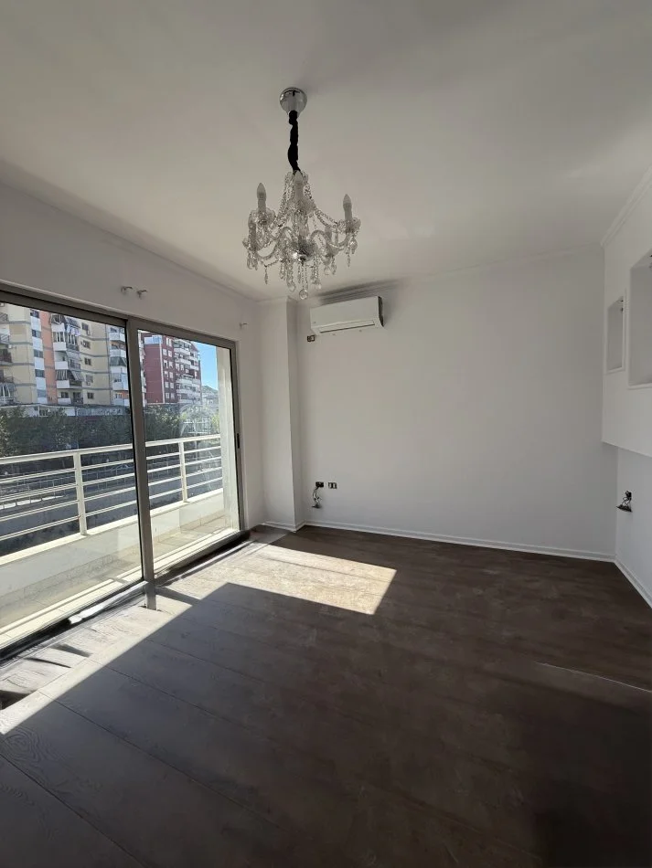 Tirane, shitet apartament 2+1+Aneks+Ballkon Kati 3, 87 m² 188.000 € (Komuna e Parisit, prane Kristal Center)