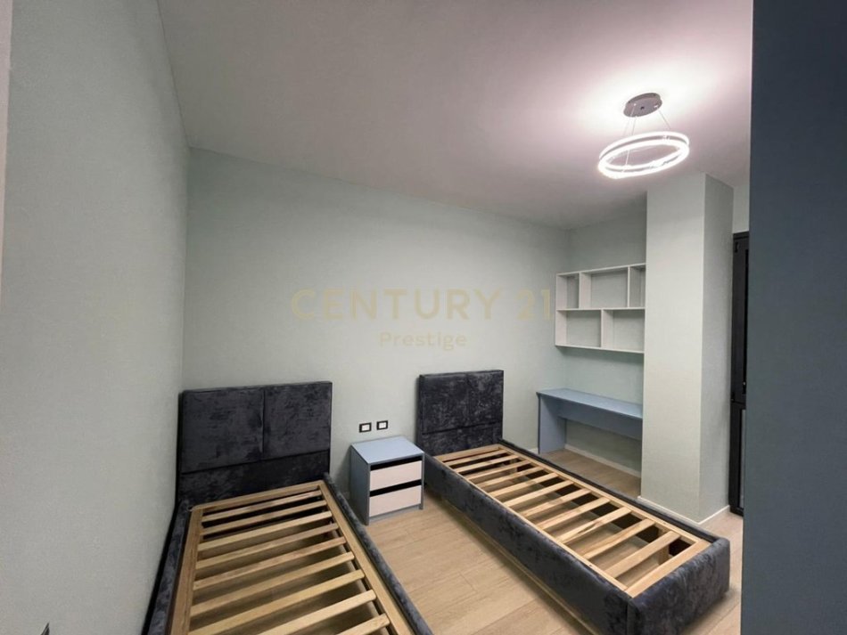 Tirane, jepet me qera apartament 2+1+Aneks+Ballkon Kati 2, 113 m² 1.200 € 