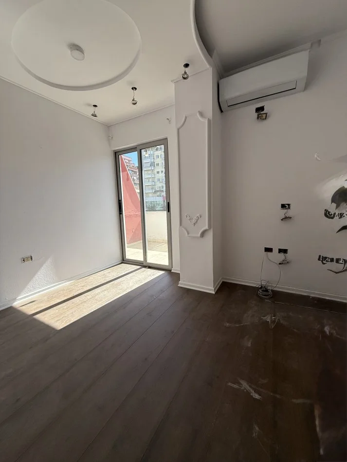 Tirane, shitet apartament 2+1+Aneks+Ballkon Kati 3, 87 m² 188.000 € (Komuna e Parisit, prane Kristal Center)