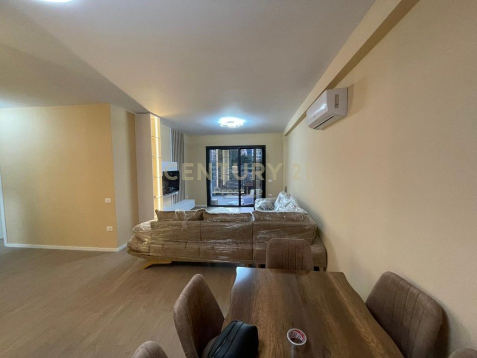 Tirane, jepet me qera apartament 2+1+Aneks+Ballkon Kati 2, 117 m² 1.300 € 