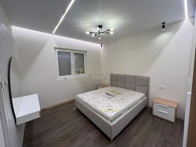 Tirane, jepet me qera apartament Dublex Kati 5, 99 m² 830 Euro (Qender, xhamia)