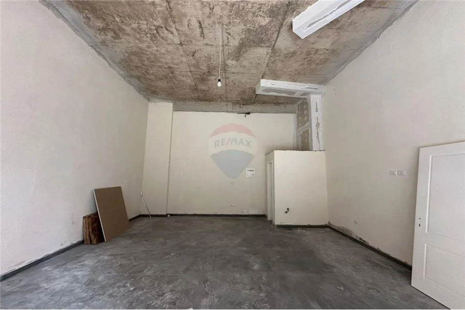 Tirane, jepet me qera dyqan Kati 1, 32 m² 320 € 