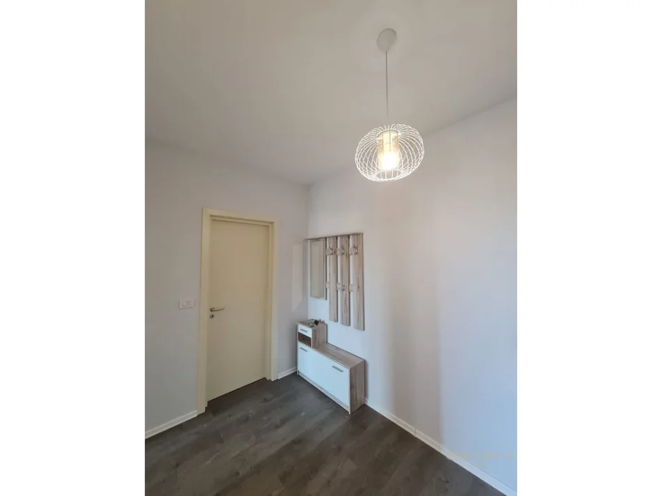 Tirane, jepet me qera apartament 1+1+Ballkon Kati 4, 75 m² 550 € (ali demi)